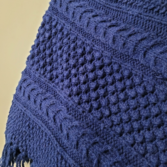 Blue vintage knitted poncho - Picture 2 of 9